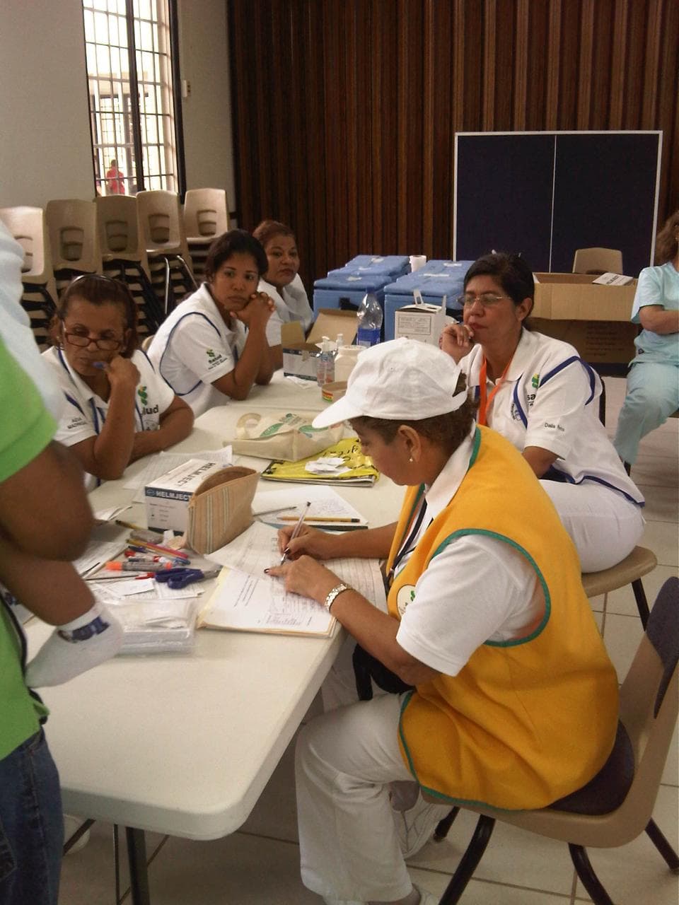 Jóvenes voluntarios apoyando en actividades de FUCO