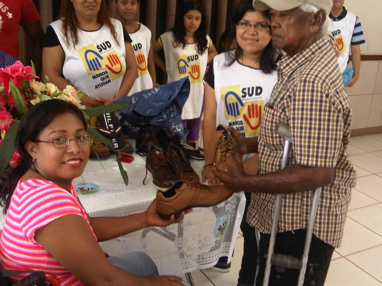 Entrega de donaciones a personas beneficiarias de FUCO